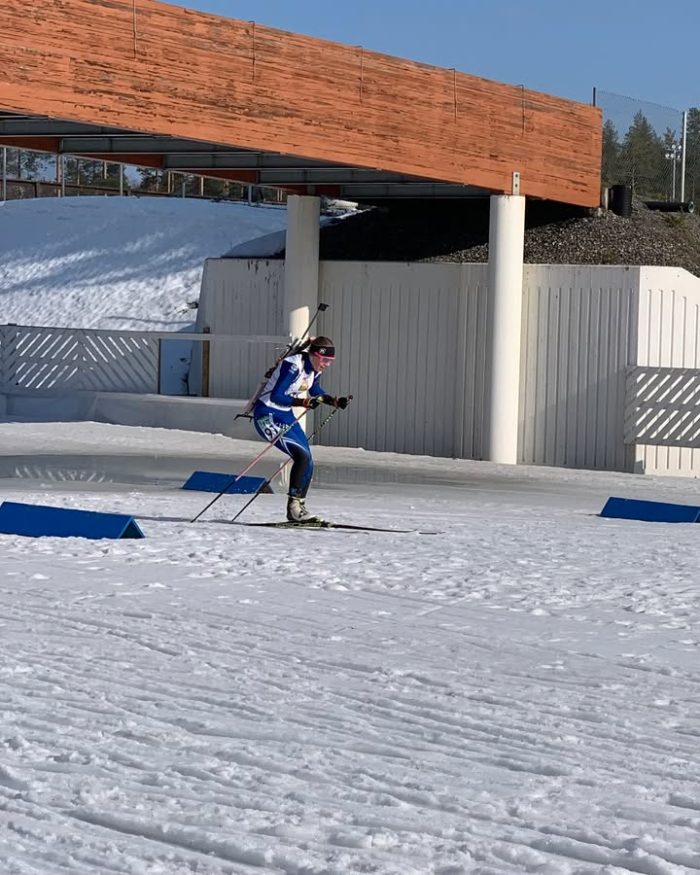 KHS Aino Koskelan ja Hilma Hyyrysen ampumhiihtokausi kausi päättyi viikonloppuna 30.3.25. Kontiolahdella pidettyihin SM-kilpailuihin.
N17 sarjan yhteislähtökisassa Aino voitti SM-kultaa reilulla minuutilla (0+1+3+2) ja Hilman sijoitus oli  5. (2+1+2+4).
Keli oli melko raskas vaikka märkä latu oli suolattu vähän ennen iltapäivän kisaa. Kisat järjesti Kontiolahden urheilijat @kontiolahti_biathlon 
(kuva: @mariannasaren, terhi)
